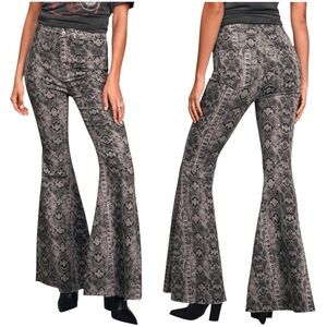 We The Free Just Float On High Rise Flare Jeans Snake Print Sz 28 Like New